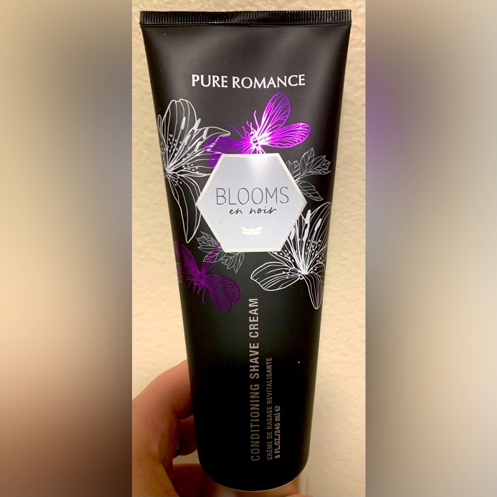 Pure Romance Blooms en Noir Shave Cream
